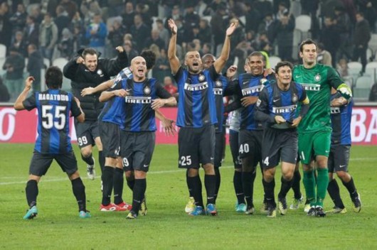 太疼了，萨勒马克尔斯被对手踩中后在地上抽动（萨勒马克尔斯遭对手踩踏后痛苦倒地抽搐）