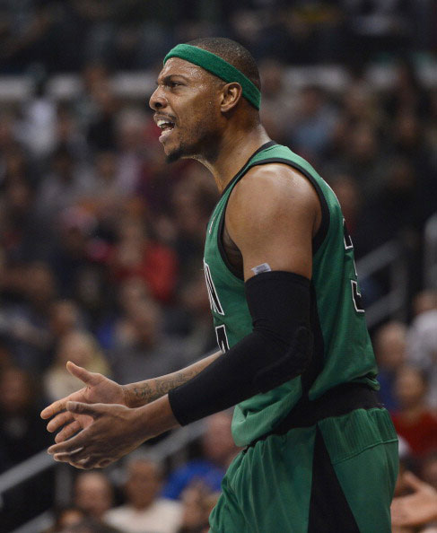 詹姆斯关键三分绝杀比赛（詹姆斯压哨三分绝杀定胜局）