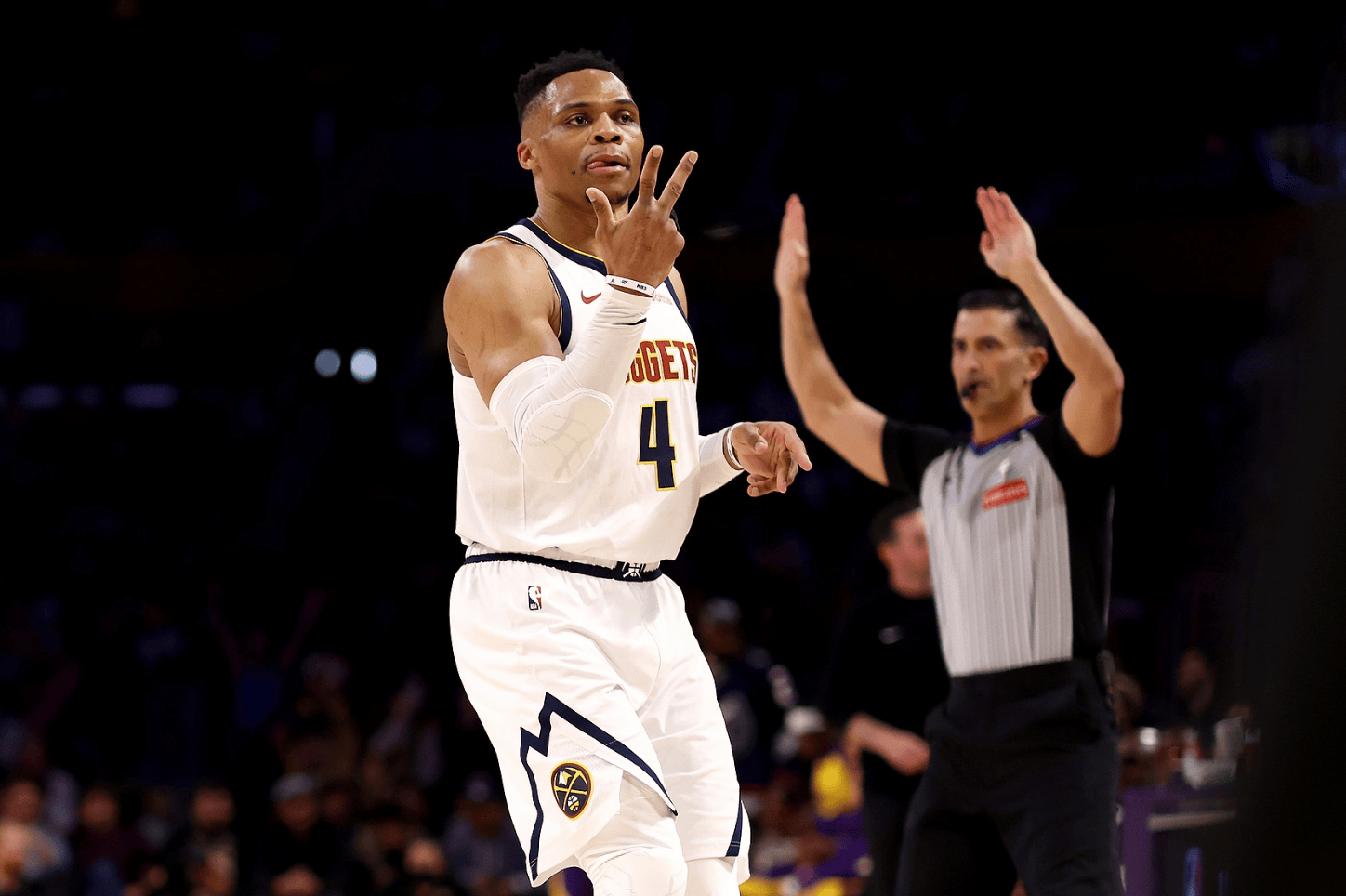 双引擎发力4-1大胜狼队，曼联升至第6：阿莫林终于是露出笑容（双核齐开火，曼联4-1击退狼队升至第6，阿莫林终于露笑）