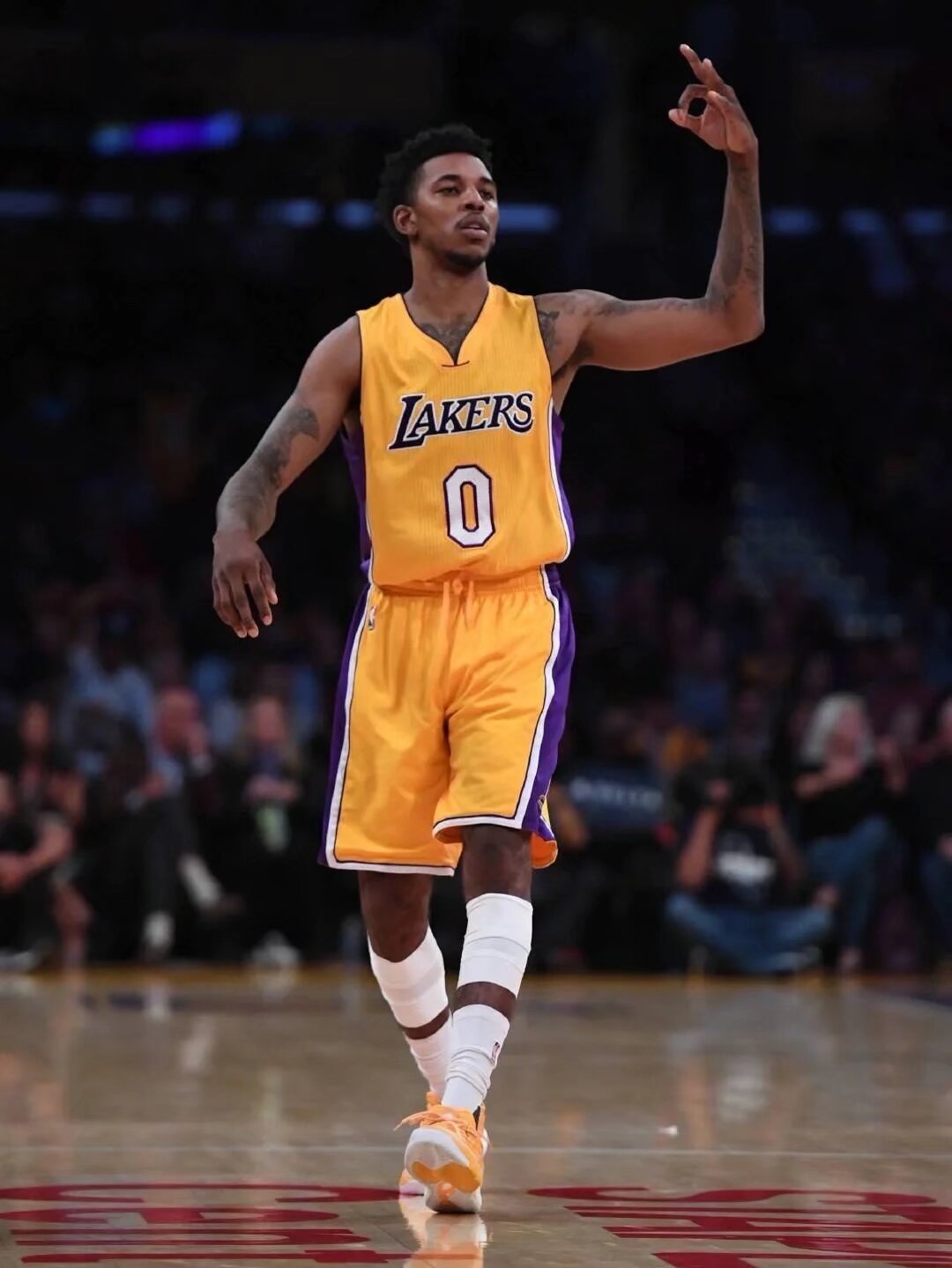 外媒：下赛季欧冠联赛阶段用球将采用白+薄荷绿+紫创新配色（外媒称：下赛季欧冠联赛阶段比赛用球将启用白、薄荷绿与紫的全新配色）