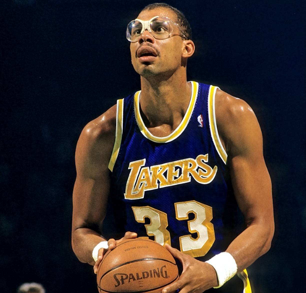 足协主席宋凯现身成都，徐正源、韦世豪、胡荷韬在酒店迎接（足协主席宋凯抵达成都，徐正源、韦世豪、胡荷韬在酒店迎接）