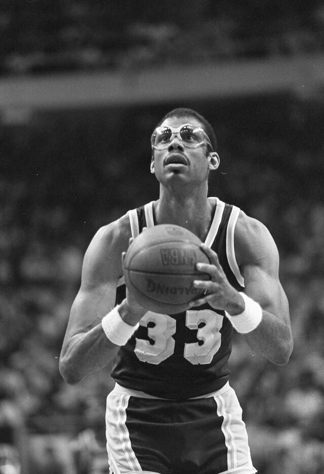 阿隆索难镇住更衣室：皇马是否需要重建？弃用功勋主帅要付出代价？（阿隆索难控更衣室，皇马是否步入重建期？更换功勋主帅的代价几何？）