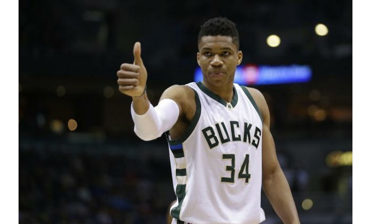 血性！韩国队球员挑衅拜合拉木，王博豪为队友出头撞倒挑事者（硬气！韩国队员挑衅拜合拉木，王博豪挺身而出撞倒挑衅者）