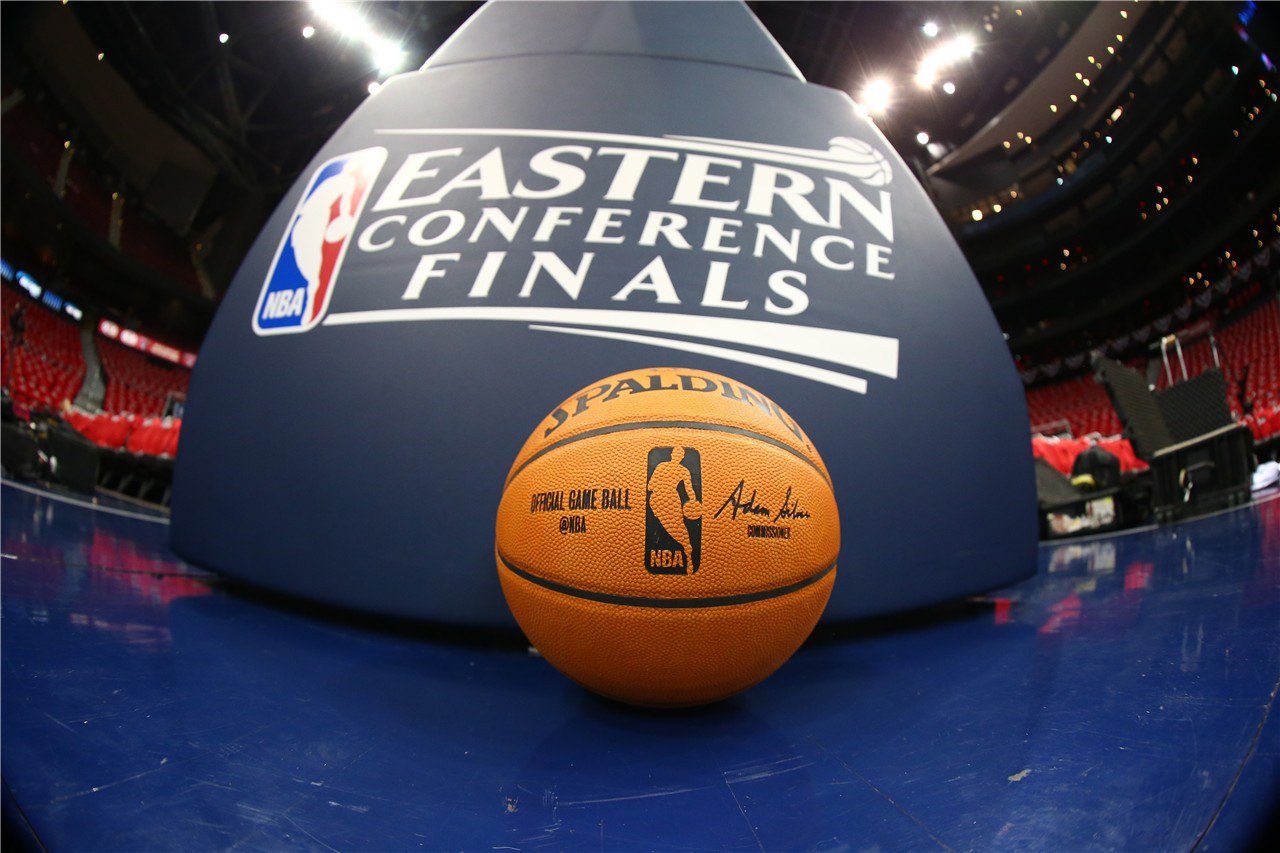 邮报：明年世界杯上下半场中段设强制补水时间，每次三分钟（邮报称：明年世界杯每半场中段将设3分钟强制补水暂停）