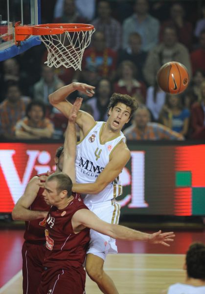 每体：两名巴萨球迷因向切尔西球迷看台投掷杂物被拘留（每体：向切尔西球迷看台掷物，两名巴萨球迷被警方带走）