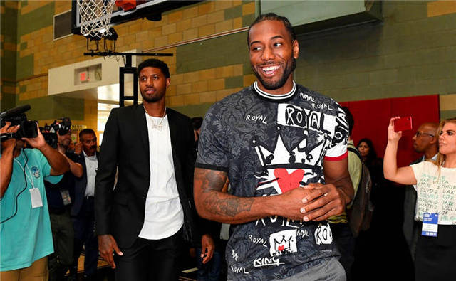 骑士新赛季表现下滑，爆冷输给马刺，主场优势助力取胜，马刺虽缺主力仍保持竞争力。（骑士状态走低遭马刺爆冷，主场加持助其告捷，马刺缺将仍具竞争力）