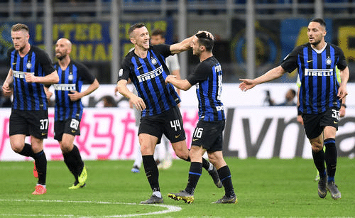 亚冠赛后国安球迷对老将王刚高喊：电梯战神，王刚牛X（亚冠赛后，国安球迷齐声为老将王刚呐喊：电梯战神，太强了）