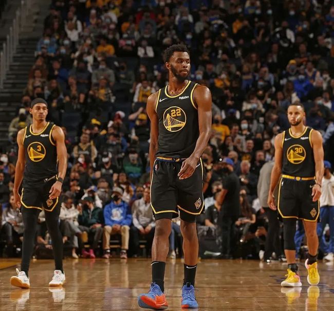 篮球湖人主力球员场上状态火热（湖人主力状态火爆，赛场火力全开）